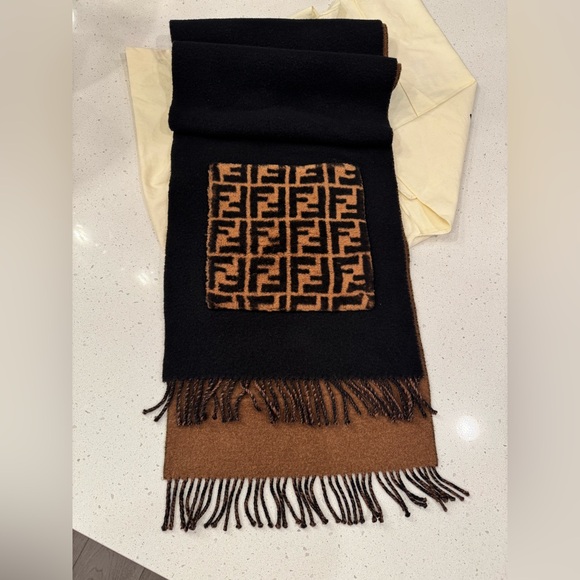 FENDI Touch of Fur Cashmere scarf - Picture 2 of 8